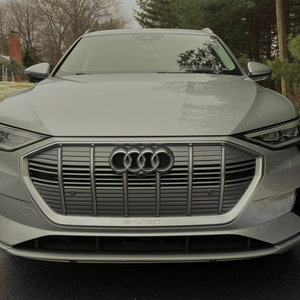 Audi e-tron Premium Plus 2021 d'occasion, double moteur, transmission intégrale, système de suspension pneumatique adaptatif, non modifié - Product Image 1