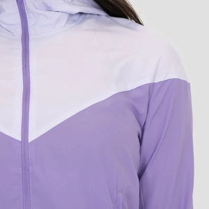 เสื้อแจ็คเก็ตกันลมไนลอนออกแบบ OEM พร้อมโลโก้สั่งทำสำหรับผู้หญิงไซส์พลัส กันยับ มีฮู้ด สำหรับเล่นกีฬากลางแจ้ง - Product Image 5