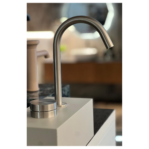 Grifo Mezclador de Lavabo de Pared CEA Design GIO695 de Acero Inoxidable con Perilla de Control Moleteada para Baños Profesionales - Product Image 4