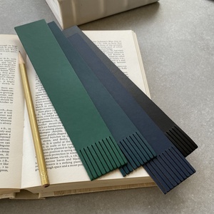 Marcapáginas de cuero con iniciales Último diseño Marcapáginas de cuero genuino de diferentes colores personalizado - Product Image 4