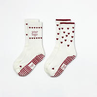 Chaussettes de yoga et de Pilates personnalisées de haute qualité, broderie personnalisée de lettres de cœur, antidérapantes, chaussettes de Pilates pour reformer