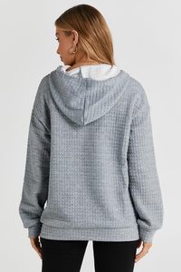 Sudadera con capucha gris para mujer, informal, de manga larga, con cordón, estilo gofrado, holgada, con bolsillo y bordado 3D GK frontal. - Product Image 2