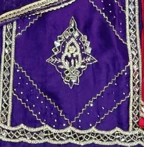 Costumes indiens de créateur modernes non cousus brodés à la main pour femmes pour les fêtes de style traditionnel - Product Image 3