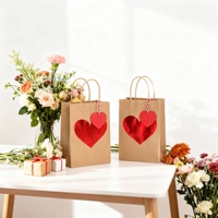 Bolsas de Regalo Personalizables de Papel Kraft Clásico Reciclable, sin Marca, con Asas Retorcidas, Diseño de Corazón Rojo Impreso en Flexografía