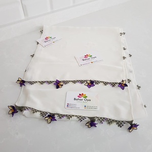 İğne oyasıçiçekli fular krem-menekşe ผ้าพันคอและผ้าคลุมไหล่แบบดั้งเดิม - Product Image 1