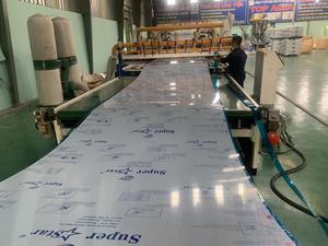 Rollo de película de envoltura elástica de PE de Color blanco de la mejor calidad con logotipo impreso OEM, embalaje de dureza suave, garantía de calidad a prueba de humedad - Product Image 3