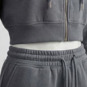 Ensemble Crop Top et Jogger Uni 100% Coton, Ensemble Hoodie et Jogger avec Logo Personnalisé, Coupe Ajustée, Pantalon Jogger Femme, Ensemble de Survêtement Deux Pièces - Product Image 5