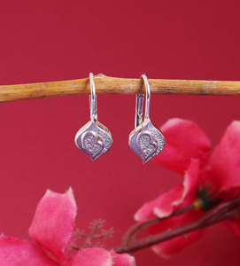 Nouveauté 2025 Boucles d'oreilles pendantes en argent avec cœur en diamant Boucles d'oreilles en argent sterling 925 pour femmes et filles à porter en Hldi, Mehendi - Product Image 2