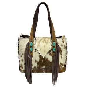 Bolso de hombro de cuero de vaca de estilo bohemio de alta calidad con correa portátil y accesorios de latón Proveedor superior - Product Image 1