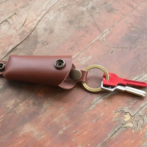 ALW Carteras para llaves de cuero de vaca de grano completo con logotipo personalizado, pulsera con gancho a presión con mosquetón de cuero auténtico genuino, soporte para llavero con anillo - Product Image 1