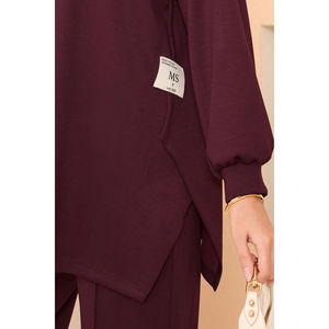 Conjunto Casual Oysho de Dos Piezas Color Borgoña, Talla XL, con Abertura Asimétrica y Detalle de Emblema, Traje Corto con un Diseño de Abertura Icónico - Product Image 4
