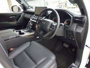 รถยนต์ปี 2022 ขับเคลื่อนสี่ล้อ พื้นที่ภายในสีเข้ม เบาะหนัง พวงมาลัยซ้าย ยาง R18 รถซีดาน มาตรฐานยูโร 4 สภาพดีเยี่ยม - Product Image 5