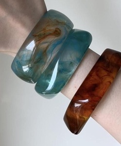 Bracelets en résine haut de gamme faits à la main pour femmes, imperméables, personnalisables, mignons, légers, confortables, accessoires de mode, cadeau d'affaires personnalisé - Product Image 4