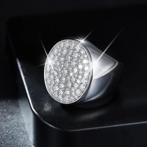 Anillo de diamante de moissanita de corte brillante redondo personalizado totalmente helado con chapado en plata 925 regalo de boda perfecto - Product Image 5
