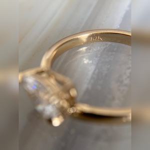 แหวนหมั้นเพชรทรงลูกแพร์ ดีไซน์เกลียวไขว้ ประดับทอง 10K 14K 18K เงิน แพลตตินัม  ผู้จัดจำหน่ายเครื่องประดับชั้นดีระดับโลก - Product Image 5