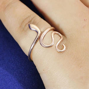 แหวนเงินแท้ 92.5 ประดับพลอยทรงรี ดีไซน์งู สไตล์ฮิปฮอป ชุบโรเดียม น้ำหนัก 2.27 กรัม - Product Image 2