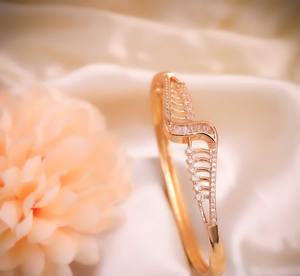 กำไลข้อมือสแตนเลสชุบทองประดับด้วยหินคิวบิกเซอร์โคเนีย (AD) สำหรับผู้หญิง สวมใส่ในงานปาร์ตี้ ทันสมัย - Product Image 2