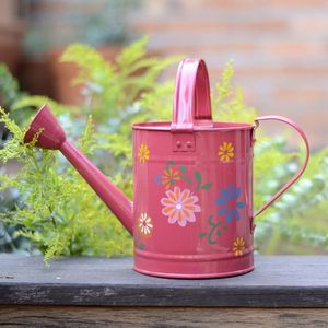 La regadera puede estar hecha de metal de alto calibre para un uso duradero en eventos de temporada o fines decorativos a largo plazo - Product Image 2