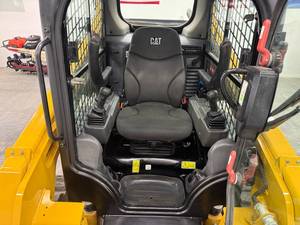 Chargeuse compacte sur pneus d'occasion CAT Caterpillar 242D3 pour la construction, l'agriculture et la manutention de matériaux - Product Image 5