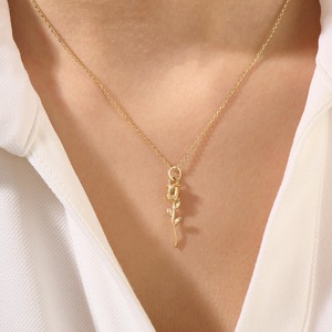 สร้อยคอเงินแท้ 925 ชุบทองคำ 14K ดีไซน์มินิมอล รูปดอกกุหลาบ สร้อยคอรูปดอกไม้ แรงบันดาลใจจากธรรมชาติ สไตล์คริสเตียน สำหรับทุกเพศ เหมาะเป็นของขวัญวันวาเลนไทน์ - Product Image 4