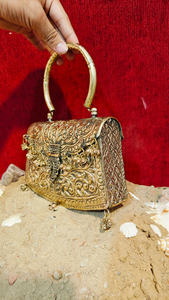 Bolso de Mano de Metal Dorado Hecho a Mano en India, Bolso de Lujo para Mujer para Fiestas Nocturnas y Bodas con Detalles Tradicionales - Product Image 3