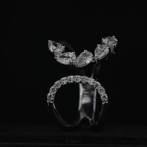 แหวนเพชรเพาะเลี้ยงคุณภาพสูง สี EF ความสะอาดระดับ IGI รูปทรงลูกแพร์ ชุบทองคำขาว ชุบทองคำชมพู เงินแท้ สำหรับผู้หญิง ได้รับการรับรองจาก Swaroop Diamond - Product Image 3