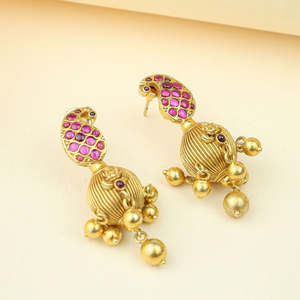 Pendientes colgantes Anokhi Morni Kemp Stone Laxmi Temple Jhumka en tono dorado, estilo religioso clásico y moderno, hechos de aleación de zinc. - Product Image 1