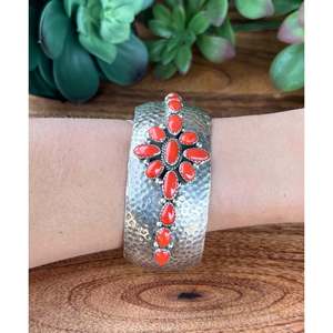 Brazalete de Plata de Ley con Coral Natural de Jason Livingston - Product Image 2