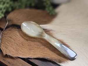 ช้อนทำจากเขาสัตว์ งานฝีมือธรรมชาติ รักษ์โลก ทันสมัย สั่งทำโลโก้ได้ ขายส่ง สำหรับตักชา อาหาร และเครื่องใช้บนโต๊ะอาหาร - Product Image 2