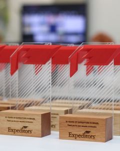 Prix et trophée en bois personnalisés - Product Image 1