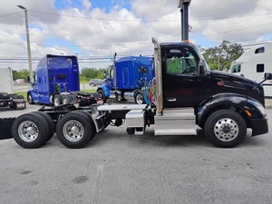 Camion tracteur industriel robuste 2022, 579, d'occasion, OEM, 455 CV, 52000 lb MGV, garantie 3 ans, logistique de fret commercial - Product Image 2