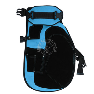 Tablier d'équitation en cuir et maille bleu avec rembourrage de protection, poche pour couteau et boucles de sécurité robustes - Product Image 1
