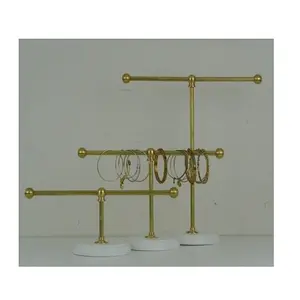 מעמד תכשיטים בצבע זהב ברזל בעיצוב טרנדי עם בסיס שיש מחזיק תליית שרשרת באיכות פרימיום