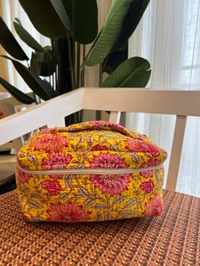 กล่องเครื่องสำอางผ้าฝ้ายลายควิลท์สไตล์วินเทจ - ลายดอกไม้สีเหลืองสดใส ปิดด้วยซิป กันน้ำ และเป็นมิตรกับสิ่งแวดล้อม เหมาะสำหรับการเดินทาง - Product Image 2