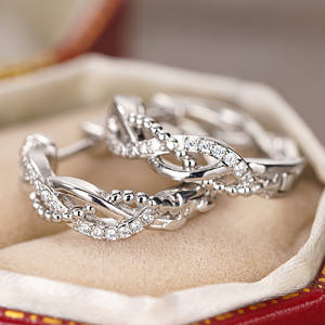 Orecchini a Cerchio Huitan con Cristalli CZ Scintillanti, Design a Spirale in Tono Argento, Eleganti e Raffinati - Product Image 4