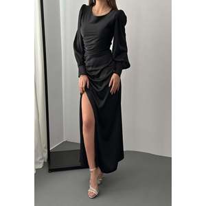 Robe en satin noir avec fronces latérales et fente - Noir - Product Image 4