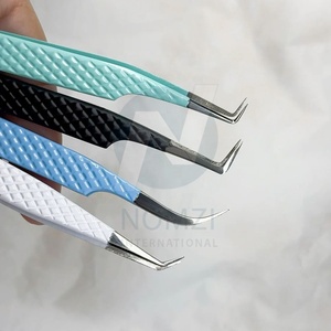 2024 Instruments de cils en acier inoxydable d'impression de logo personnalisé Nouvelle pince à épiler pointue de conception pour des extensions de cils de volume durables - Product Image 4