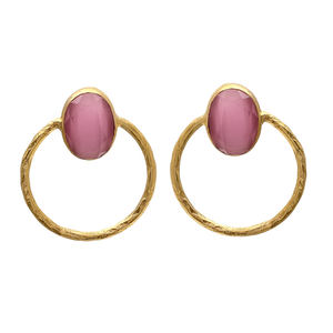 Pendiente de mujer redondo chapado en oro con piedra preciosa rubí teñida - Product Image 1