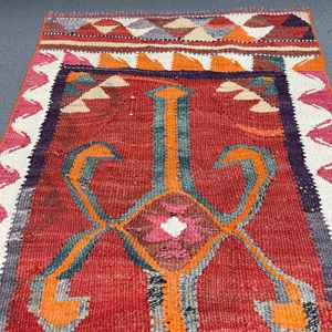 Tapis turc 2,5 x 10,6 pieds, tapis vintage, tapis à bordure rouge en laine - Product Image 3