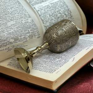 Cáliz de Vino Premium de Latón Dorado Ecológico Hecho a Mano con Diseño Moderno para Coleccionistas y Regalos - Product Image 2