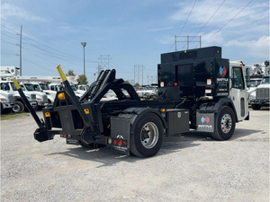 LISTO PARA CONDUCIR - NUEVO CAMIÓN BATTLELESS LNT 4X2 GALBREATHHSS SLCH-113 CON CONTENEDOR Y MANIPULADOR, MODELO 2023 - Product Image 4