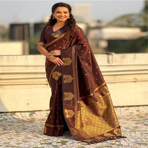 Sari de Seda Suave VASTRA COTTAGE con Diseño Floral Tejido con Zari, Pallu Rico con Borde de Elefante, Traje de Boda Indio con Blusa Combinada - Product Image 6