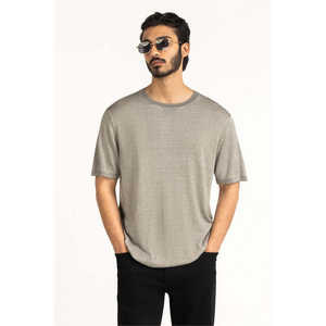 เสื้อยืดถักเนื้อผ้าระบายอากาศ ทรงพอดีตัว ยับยาก คุณสมบัติพิเศษ โลโก้ตัวอักษรแบบเรียบง่าย ความยาวสั้น รุ่น MN-TS-SS26-501 หลายขนาด - Product Image 5