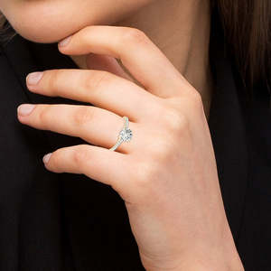 Anillo de Compromiso de Oro Amarillo de 14K con una Hilera de Diamantes (0.11ct) - Product Image 1