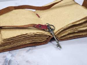 Journal en cuir véritable vert à fleurs, couverture rigide vintage, fait main, cadeau, carnet, agenda, reliure à l'ancienne, papier non ligné, bordure irrégulière, enveloppe pour clés - Product Image 3