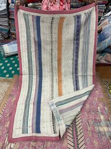 Couverture de lit réversible en patchwork Kantha en coton bohème, motif géométrique fait main, 300 fils au pouce carré, 40 fils. - Product Image 5