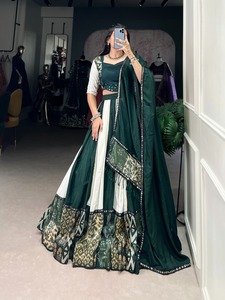 Nouvelle rayonne pure de vente chaude de couleur étonnante avec l'impression et le travail de miroir Lehenga Choli fabricant de l'Inde au taux le plus bas - Product Image 2