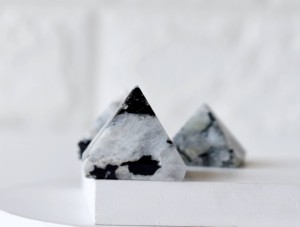 Mini pirámides de cristal de piedra lunar arcoíris natural, talladas en piedra semipreciosa para decoración y meditación. - Product Image 5