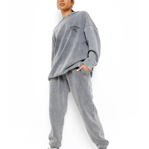 Survêtement pour femmes avec logo personnalisé en gros, qualité supérieure, design entièrement uni avec col à capuche pour la saison hivernale - Product Image 1