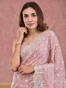 Collection de sari Bollywood Beautiful Diamond Chi-non Silk avec Heavy Embroidery Work en vente en ligne - Product Image 4